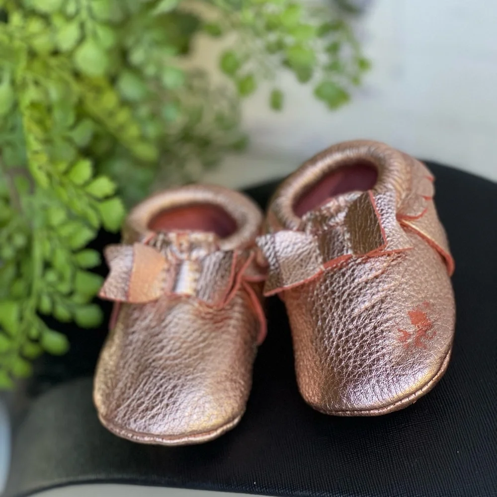 FRESHLY PICKED baby moccasins rose gold metallic Size 2